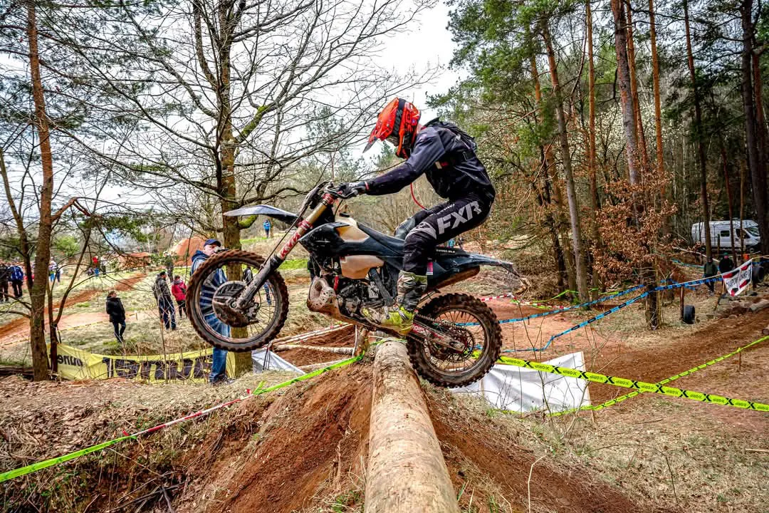 Leon auf dem Motorrad an einem steilen Abhang